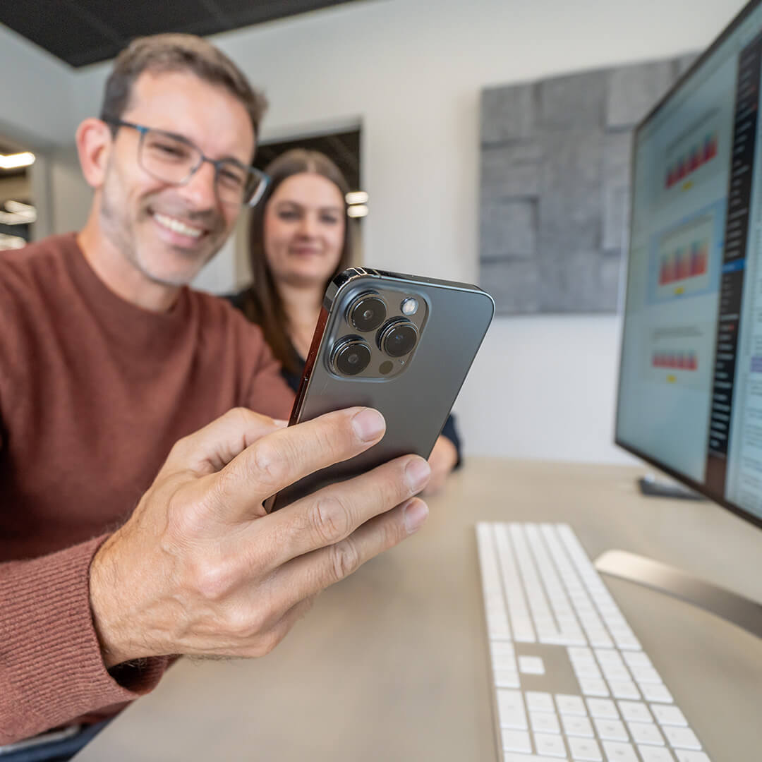 Zwei Grübeltäter bei der Umsetzung kreativer Ideen