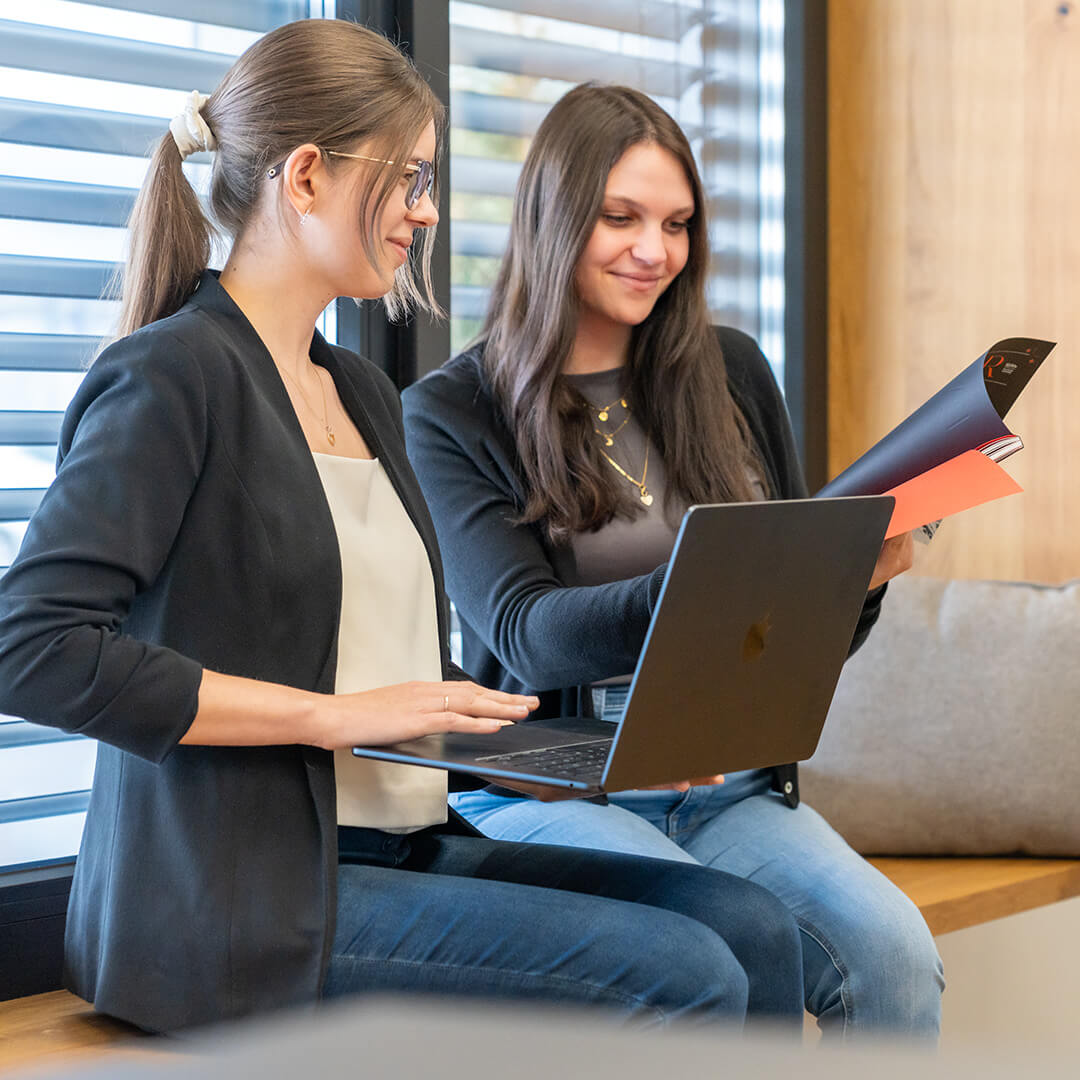 zwei Kolleginnen besprechen das nächste spannende Projekt