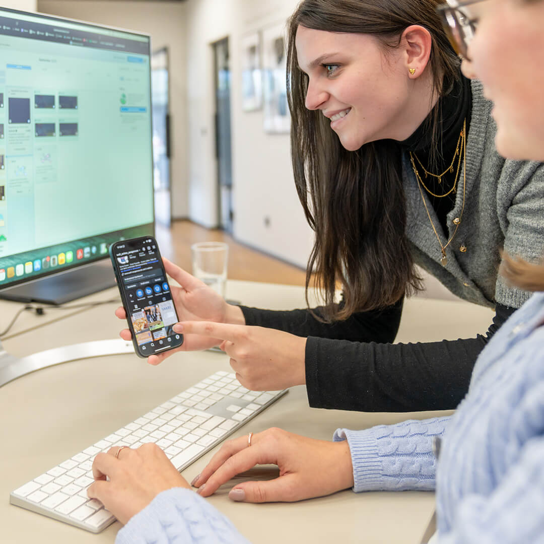 zwei Kolleginnen überlegen sich ein Social Media Konzept aus