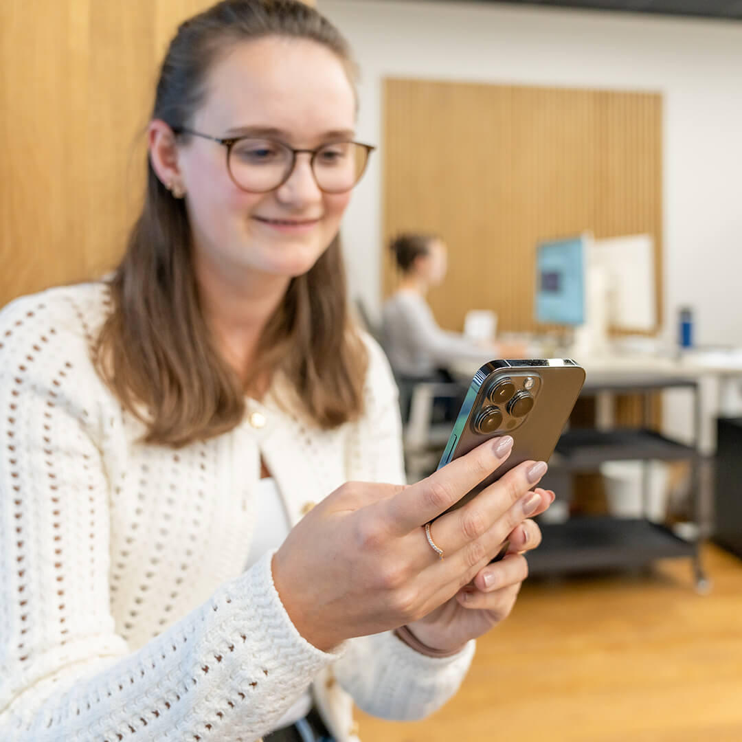 Grübeltäterin checkt Social Media