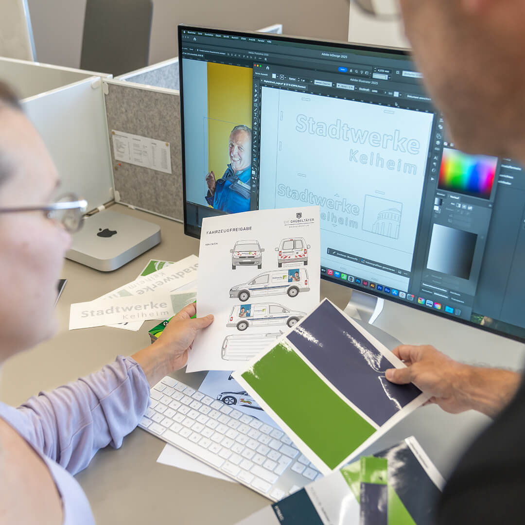 Die Grübeltäter sehen sich passende Farben für eine Beklebung an