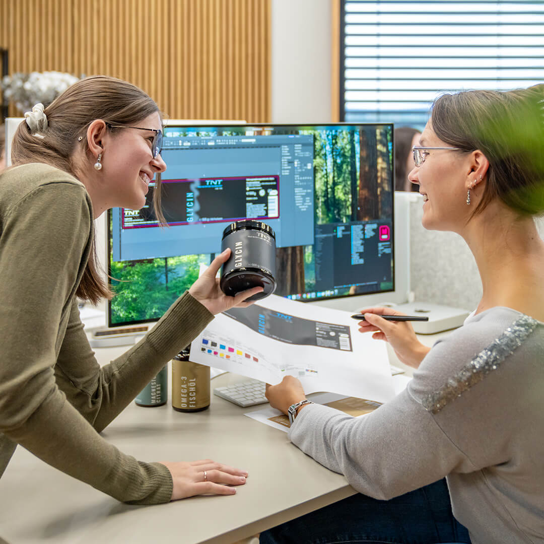 Das Verpackungsteam betrachtet das neue Design einer Verpackung