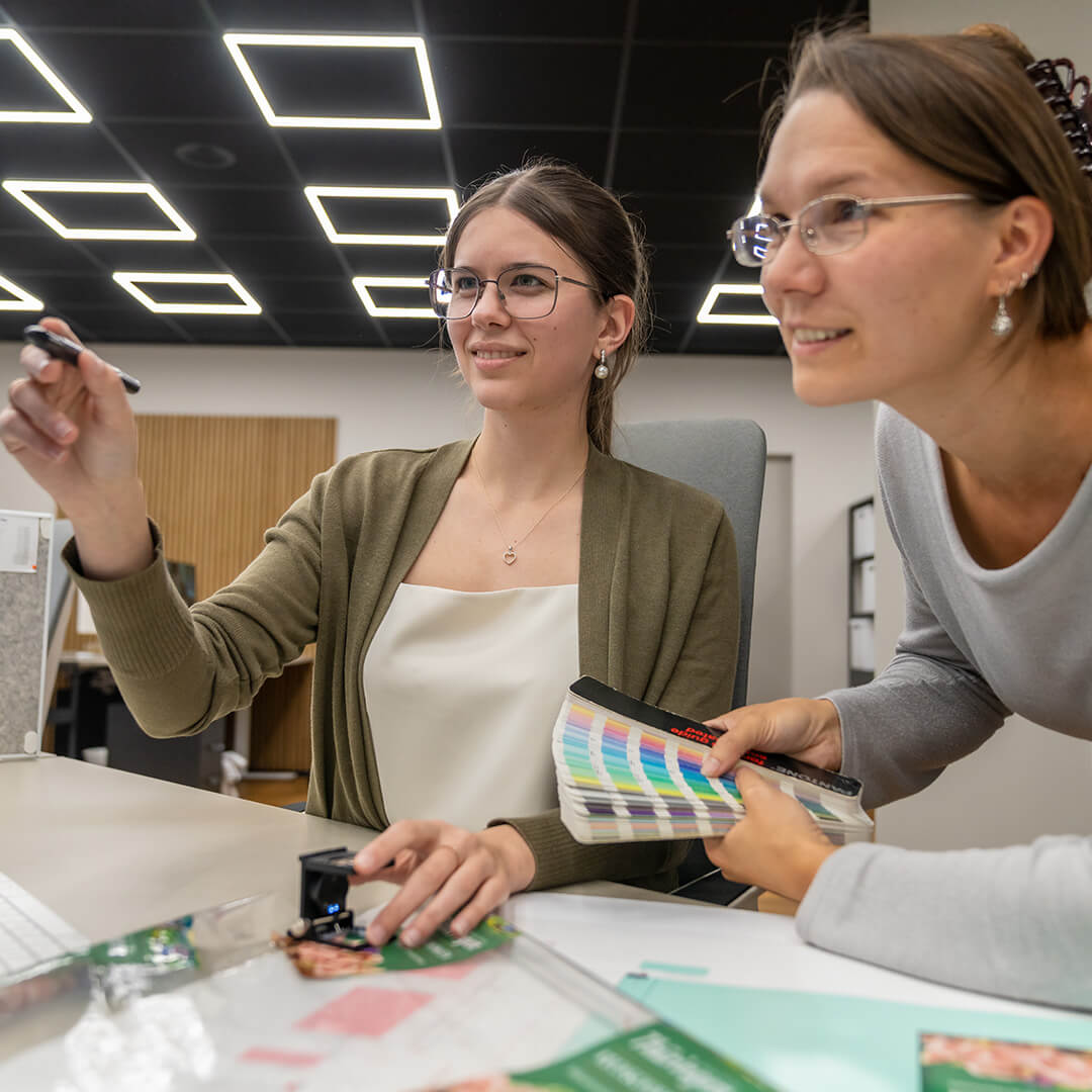 Das Verpackungsteam überlegt sich neue Ideen